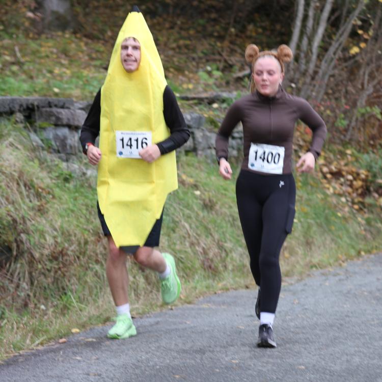Foto fra Maratonkarusellen: Øyvind og Jenny Fjeld satte farge på løpet – utkledd for dagen!